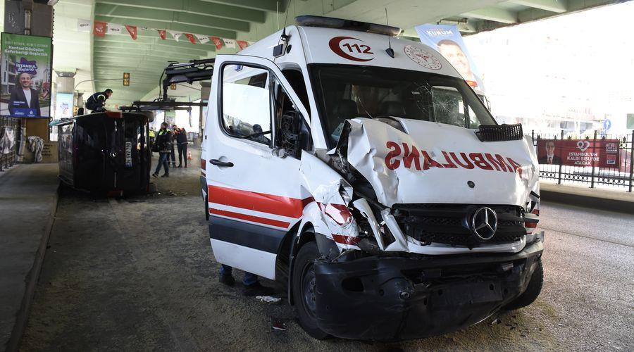 İstanbul'da ambulansla minibüs çarpıştı: 2 sağlık çalışanı