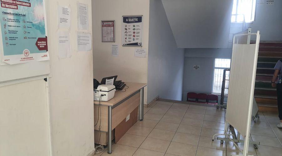 Diyarbakır’da doktorlar hastalara kütüphanede hizmet veriyor